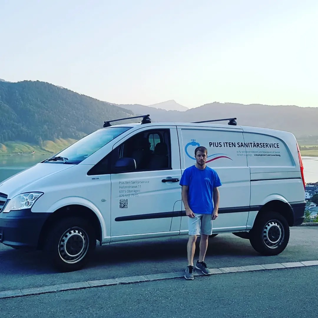 Pius Iten vor seinem Servicebus mit dem Zugersee im Hintergrund