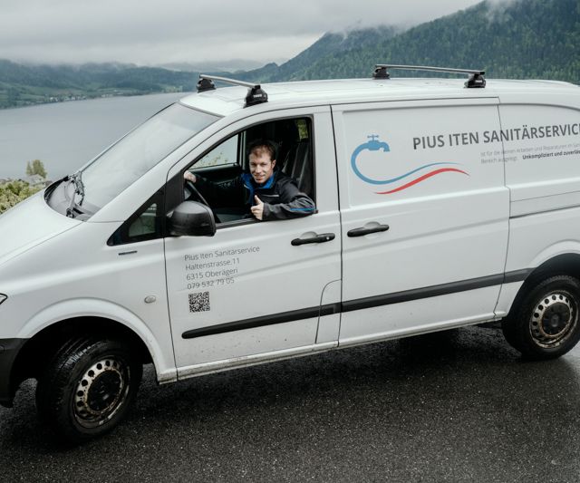 Pius Iten am Steuer seines Servicebusses am See