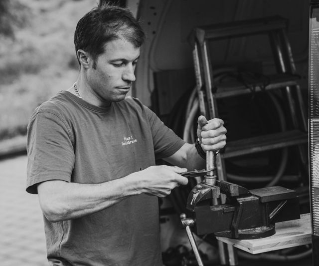 Pius Iten bei der Arbeit am Schraubstock